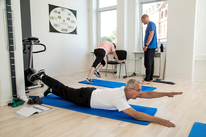 Physiotherapie im Rike-Hus: Mehrere Ältere Leute machen ein Trainingsprogram